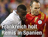 Andres Iniesta und Blaise Matuidi im Duell