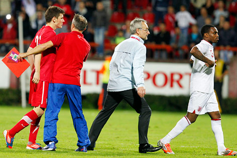 Milos Ninkovic (Serbien) und Danny Rose (England) getrennt von Offiziellen