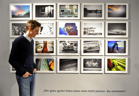 © APA/Herbert Neubauer Gregor Schlierenzauer steht neben seinen Fotos während der Eröffnung der Ausstellung "Stille Momente"