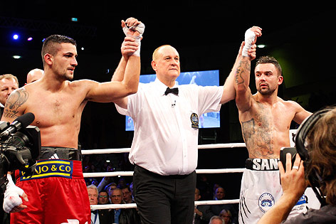 © GEPA/Mario Kneisl Der Boxrichter hält die Arme von Roberto Santos (Spanien) und Marcos Nader (Österreich) in die Höhe