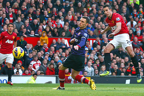 © Reuters/Darren Staples Torschuss von Robin van Persie (Manchester United) gegen Arsenal
