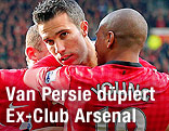 Manchester-United-Spieler umarmen den Torschützen Robin van Persie