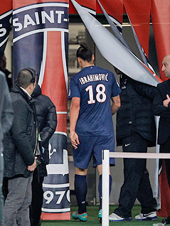 © Reuters Zlatan Ibrahimovic (PSG) geht durch einen Vorhang in Richtung Kabine