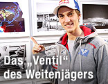 Skispringer Gregor Schlierenzauer zeigt auf eine Wand mit seinen Fotos