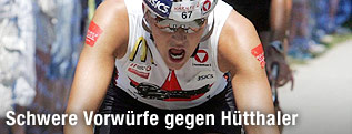 Triathletin Lisa Hütthaler am Rad