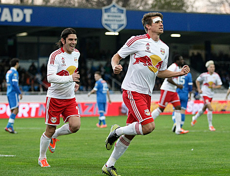 Jubel von Jonathan Soriano und Franz Schiemer (beide Salzburg)