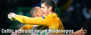 Kelvin Wilson und  Fraser Forster, Celtics, liegen sich in den Armen