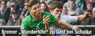 Bremens Sebastian Prödl gegen Schalkes Klaas-Jan Huntelaar