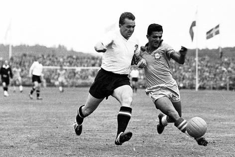 © AP Ernst Happel im Zweikampf mit Waldir Pereira (Brasilien) bei der WM 1958