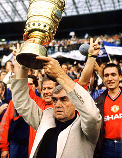 © GEPA/Valeria Witters Trainer Ernst Happel mit Trophaee