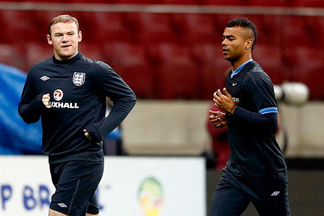 Englands Wayne Rooney und Ashley Cole beim Aufwärmen