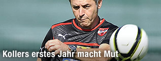 &Ouml;FB-Teamchef Marcel Koller schie&szlig;t einen Ball