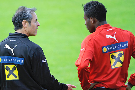 ÖFB-Teamchef Marcel Koller mit Teamspieler David Alaba beim Training