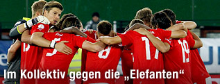&Ouml;sterreichs Nationalteam bildet vor Anpfiff einen Kreis