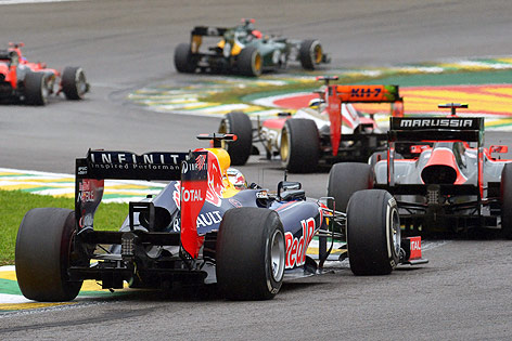 Das Rennauto von Sebastian Vettel hinter anderen Autos