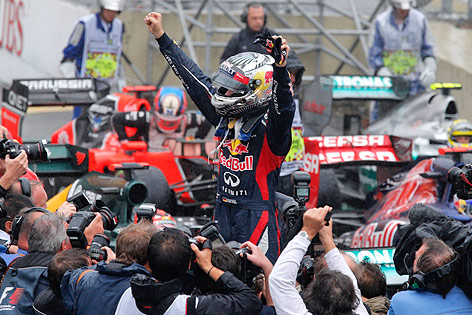 Jubel von Sebastian Vettel vor zahlreichen Fotografen