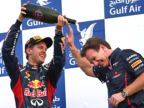 © APA/EPA/Srdjan Suki Sebastian Vettel gießt Champagner über Red-Bull-Teamchef Christian Horner