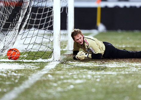 WAC-Goalie Christian Dobnik liegt nach einem Gegentor auf dem Boden