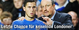 Chelsea-Trainer Rafael Benitez unterhält sich mit seinem Spieler Eden Hazard am Spielfeldrand