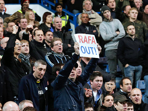 Chelsea-Fans halten ein "RAFA OUT"-Schild in die Höhe