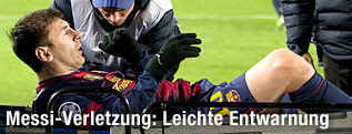 Lionel Messi (Barcelona) auf einer Trage
