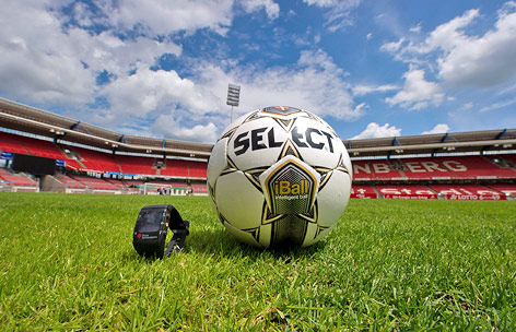© dapd/Joerg Koch Chipball mit GoalRef-Funkuhr