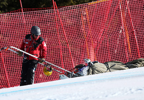 © GEPA pictures/ Christian Walgram Ein Sanitäter führt den verletzten Max Franz auf einer Liege von der Skipiste