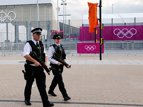 Polizei vor dem Olympia-Park in London