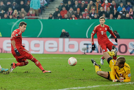 © AP/Matthias Schrader Alexander Manninger (Augsburg) beim Pokalspiel gegen Bayern
