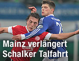 Julian Baumgartlinger (Mainz) im Zweikampf mit Klaas-Jan Huntelaar (Schalke)