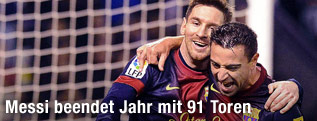 Barcelona-Spieler Messi und Xavi jubeln gemeinsam