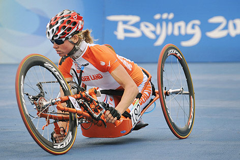 © AP/Mathilde Dusol Die ehemalige Behindertensportlerin Monique van der Vorst im Rollstuhl bei den Olympischen Spielen von Peking