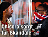 Die Boxer David Haye und Dereck Chisora blicken einander an
