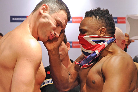© APA/EPA/dpa/Marc Müller Boxer Dereck Chisora ohrfeigt Vitali Klitschko