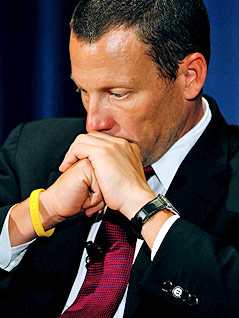 © APA/EPA/Shawn Thew Lance Armstrong mit gesenktem Kopf