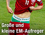 Nicklas Bendtner zeigt seine gesponsorte Unterhose her