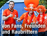 Holl&auml;ndische Fans vor einem Zelt