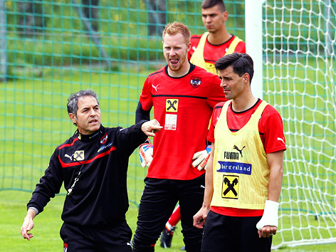 © GEPA/Andreas Pranter ÖFB-Teamchef Marcel Koller, Lukas Koenigshofer und Paul Scharner (AUT)