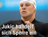 Dinko Jukic zieht sich an
