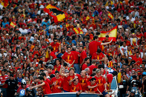 Spaniens Teamspieler fahren mit einem offenen Bus durch das Zentrum von Madrid