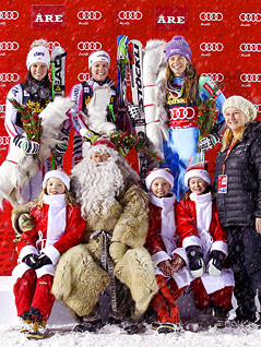 © GEPA/Harald Steiner Anna Fenninger (AUT), Viktoria Rebensburg (GER) und Tina Maze (SLO) mit dem Weihnachtsmann