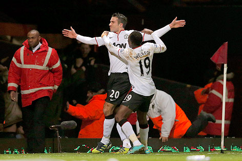 © APA/EPA/Kerim Okten Jubel von Manchester Uniteds Robin van Persie und Danny Welbeck