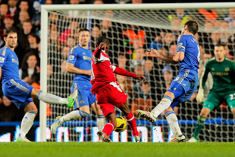© APA/EPA/Kerim Okten Shaun Wright-Phillips (QPR) schießt auf das Tor von Chelsea