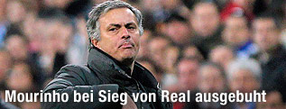 Real-Trainer Jose Mourinho und Zuschauer im Hintergrund