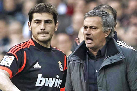 © APA/EPA/EFE/Emilio Naranjo Real-Tormann Iker Casillas und Trainer Jose Mourinho