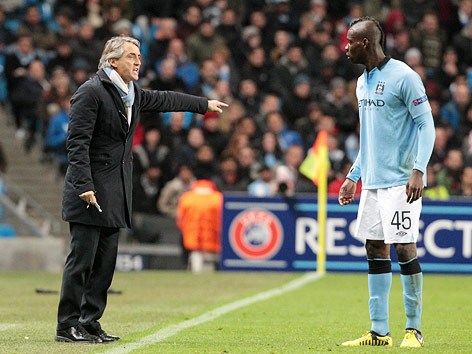 © APA/EPA/Lindsey Parnaby Roberto Mancini und Mario Balotelli (ManCity)