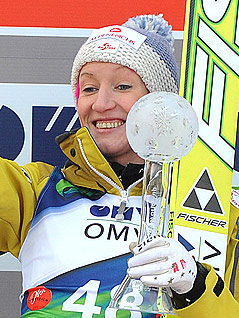 © APA/Barbara Gindl Daniela Iraschko mit Pokal