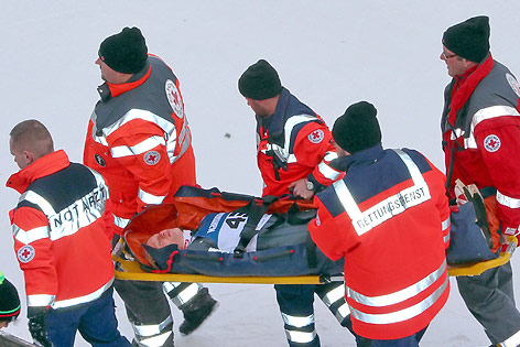 © APA/dpa/Joachim Hahne Abtransport der verletzten Skispringerin Daniela Iraschko