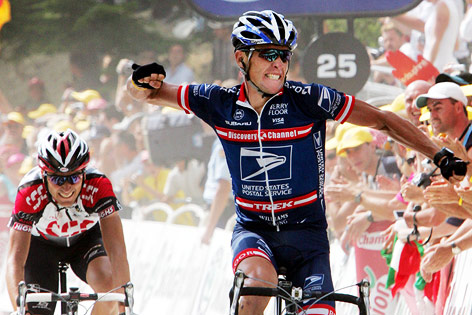 © Reuters/Stefano Rellandini Lance Armstrong jubelt 2004 über den Gewinn der Tour de France