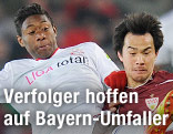 David Alaba (Bayern) und Shinji Okazaki (Stuttgart) k&auml;mpfen um den Ball